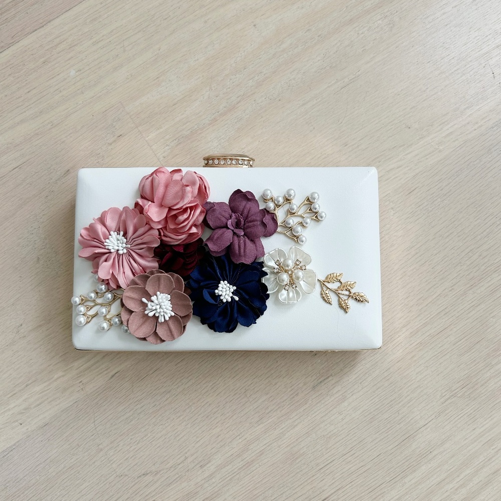 Silk Flowers - White - Clutch bag